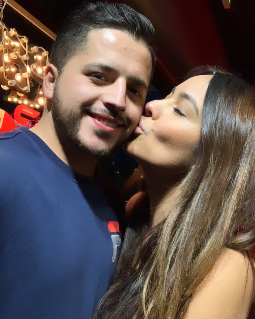 Aunque la empresaria mexicana al inicio no estuvo de acuerdo, finalmente junto a Jesús Mendoza, su acompañante, le entregaron la tarjeta de crédito a la encargada.