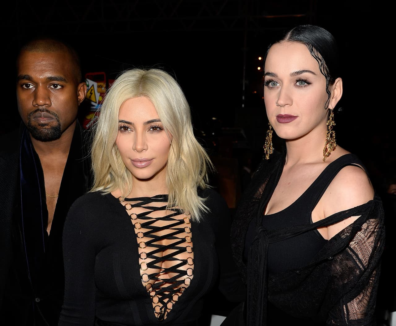 En esta foto de un evento de Givenchy, durante la semana de la moda de París, en 2015, Kanye contagió de su "misterio" a su esposa y a la cantante Katy Perry, pues se mostraron cero emocionadas ante las cámaras.