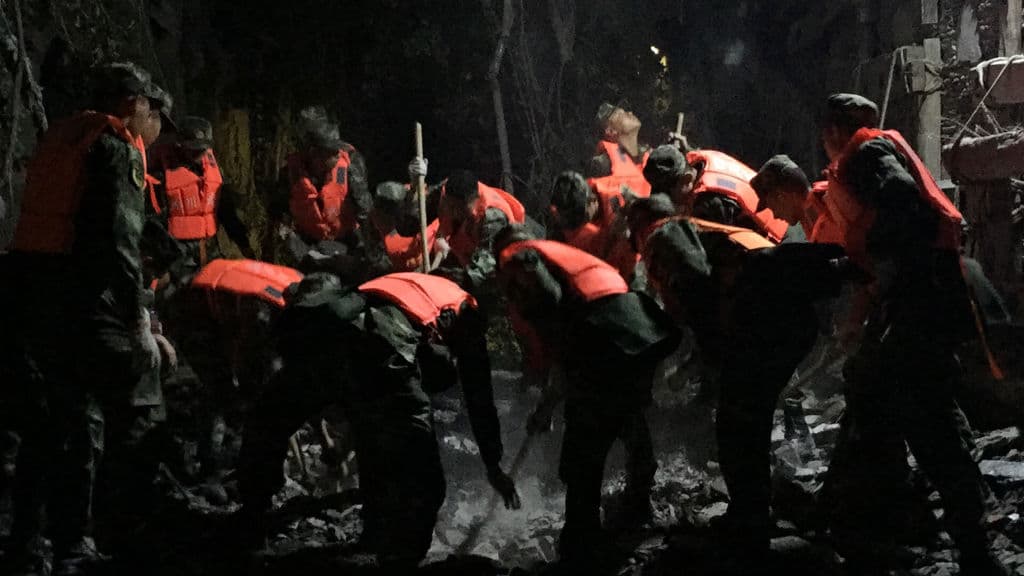 El estatal Diario del Pueblo informó que más de 100 personas quedaron atrapadas en el parque nacional y publicó un video en Twitter que mostraba a los turistas haciendo hogueras durante la noche. Equipos de rescate se desplazaron al área cercana al epicentro.