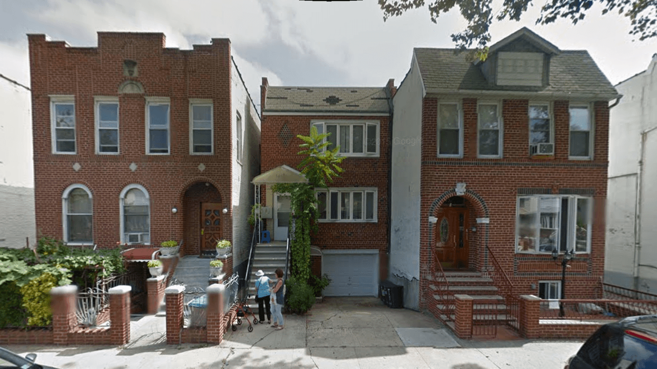 En esta casa, del 1643 West 4th Street de Brooklyn, Nueva York, está registrada W2M Trading Corp, la empresa que vendió el hoverboard a la familia fox a través de Amazon.