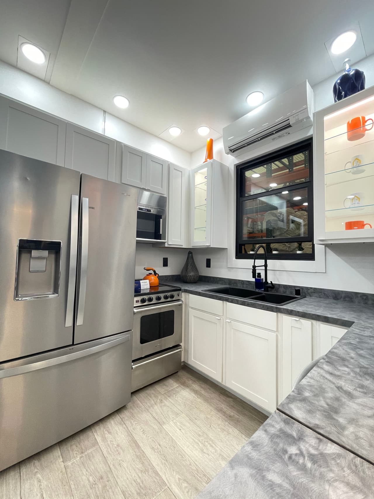 En su reducido tamaño,
<b>las unidades cuentan con lo necesario </b>para poder llevar una vida cómoda dentro de ellas.