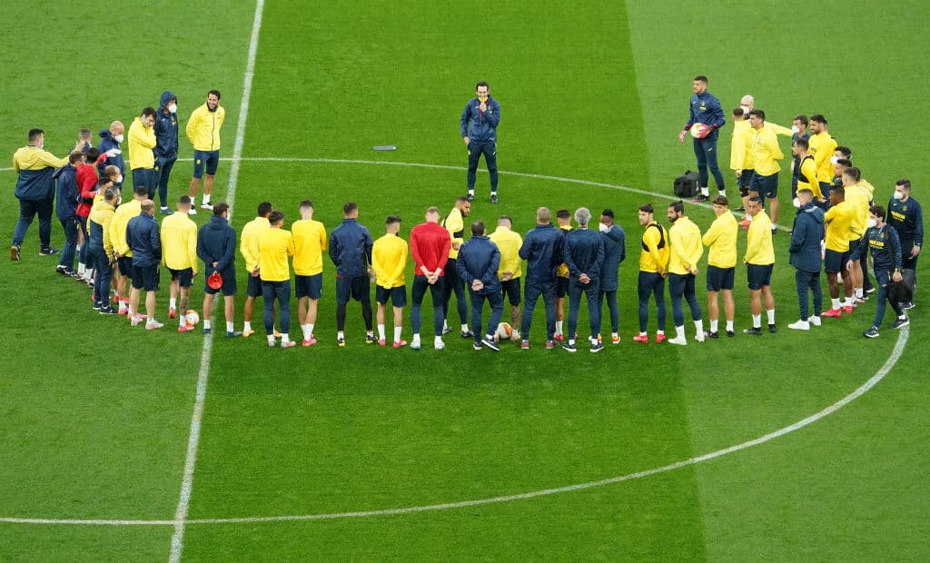 Unai Emery se encargó de hablar con todo el equipo antes de iniciar con los entrenamientos de cara a la final de la UEFA Europa League. Los jugadores del 'Submarino Amarillo' se mostraron alegeres y concentrados durante el calentamiento en el Arena Gdansk.