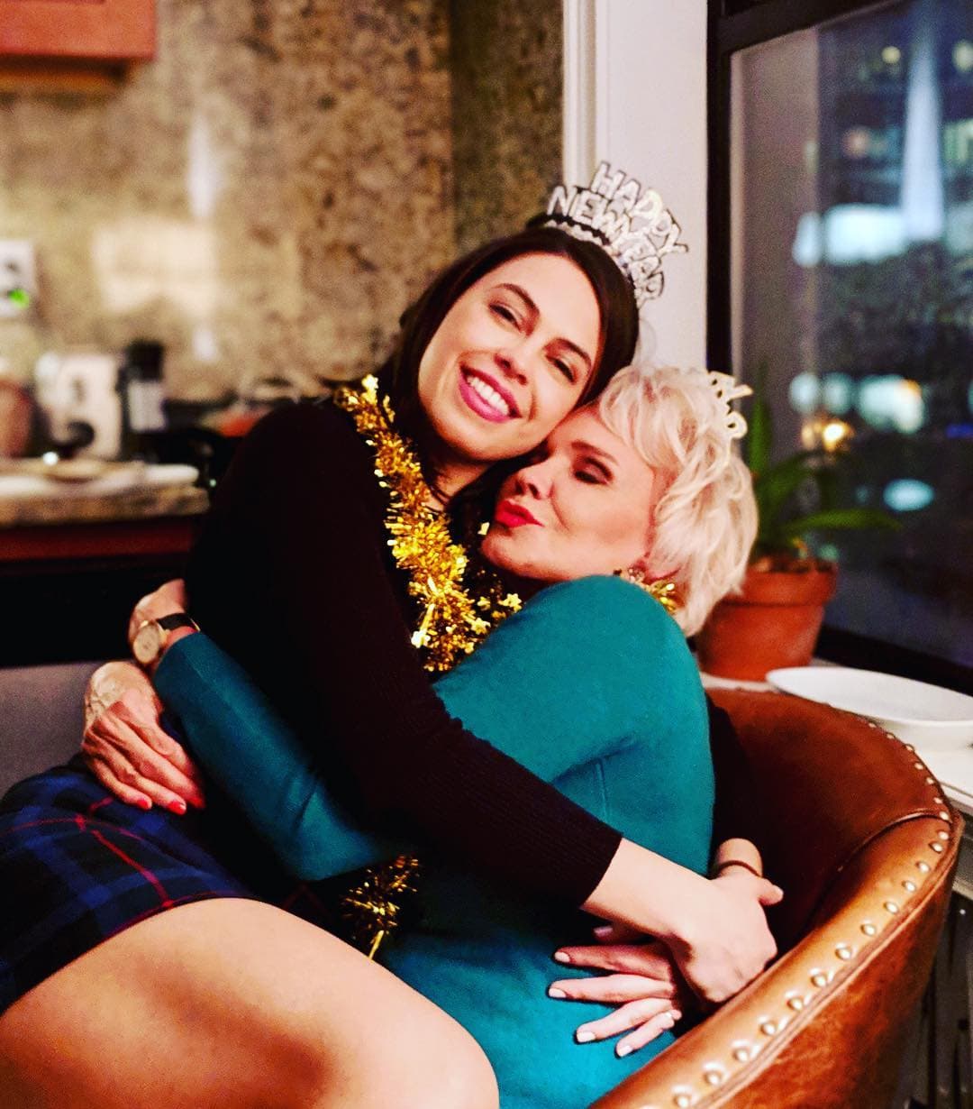 Esta conversación surgió porque la hija de Charytin compartió una fotografía donde aparece abrazando a un joven en la celebración de Año Nuevo.
<br>