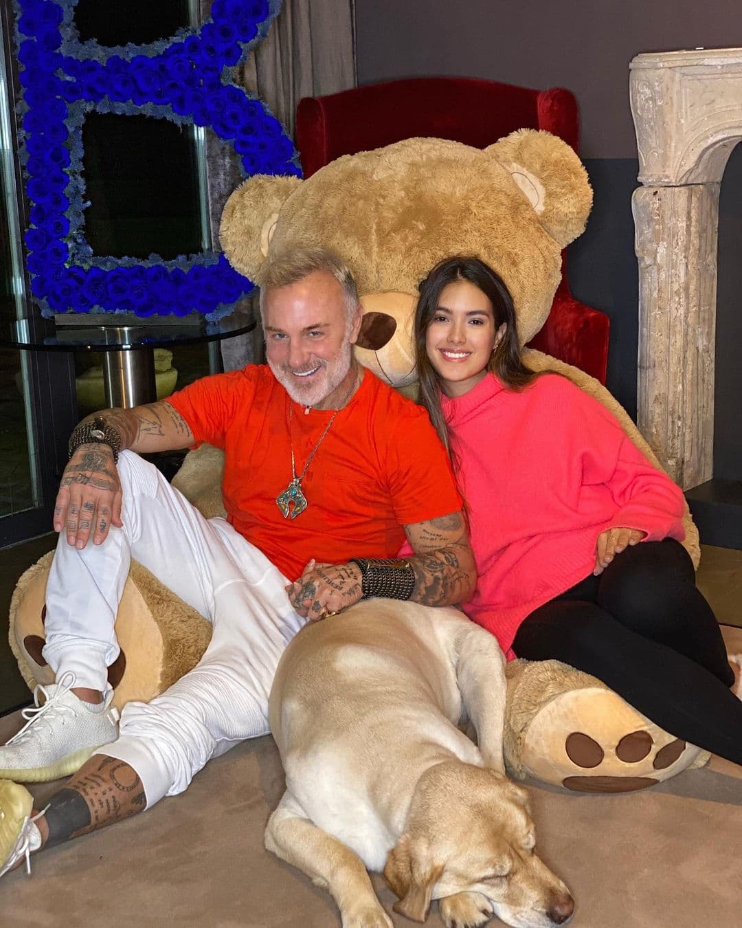 "Gracias de todo corazón por el amor que hemos recibido. No les miento si les digo que esta es la primera vez en una semana que me pongo otra ropa que no sea pijama, y la primera vez que uso mi teléfono, y que
<b>a veces me olvidó hasta de tomar agua,</b> mientras me recupero de la cesárea".
<br>