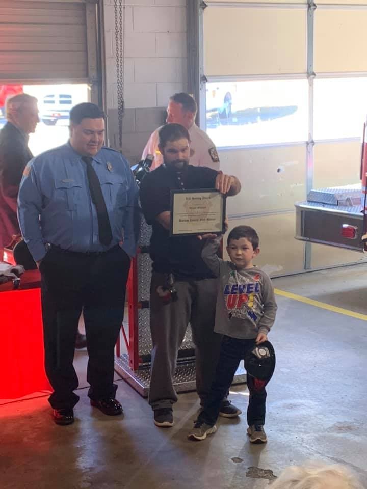 Noah Woods fue nombrado bombero honorario, recibió una medalla por salvar vidas y un Comisionado local proclamó el día en honor al menor.