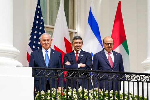 El premier israelí con los cancilleres de EAU y Bahréin Abdullah bin Zayed al-NahyanAbraham y Khalid bin Ahmed Al Khalifa en un balcón de la Casa Blanca.