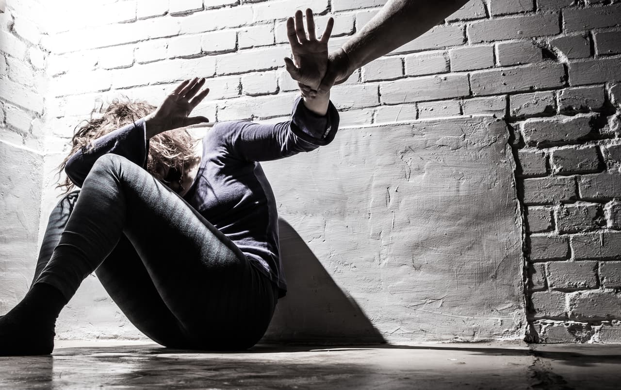 En la entrevista de Conexión Fin de Semana, Collazo dijo que los abusadores utilizan los celos y amenazas, por ejemplo, para controlar a sus víctimas y que, en medio de la pandiemia, el temor a que se contagien de covid-19 se sumó al arsenal de los agresores.