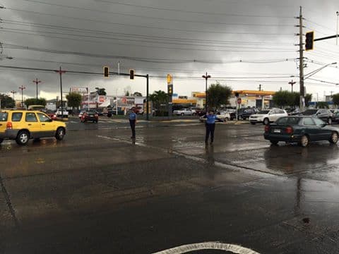 A lo largo y ancho de Puerto Rico se comparten imágenes de las personas felicitando a la Policía y brindándoles agua y otros suministros en agradecimiento a la gran labor que han realizado.