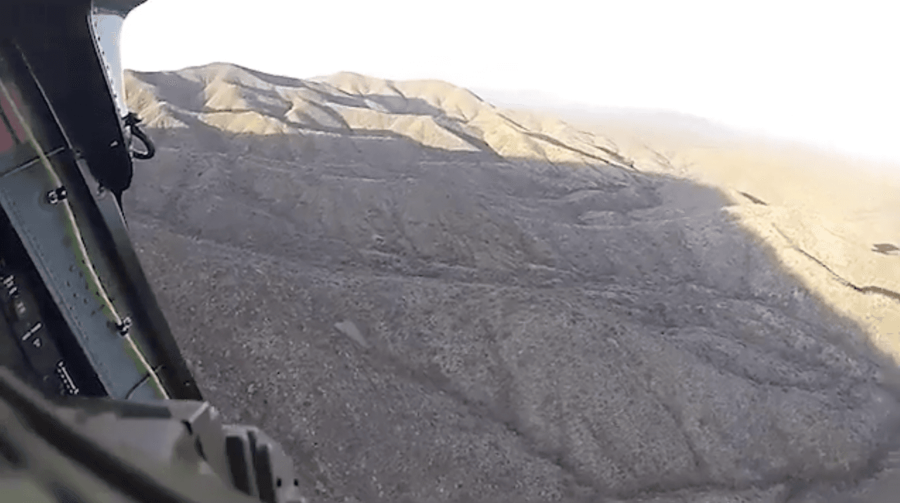 “La información de ubicación GPS de la mujer fue entregada a los agentes de la Patrulla Fronteriza del Sector de Tucson, quienes comenzaron el esfuerzo de rescate en la oscuridad y pudieron localizar a la mujer alrededor de las 7 am”, indica la Patrulla Fronteriza mediante un comunicado de prensa. Fue así como elementos a bordo del helicóptero de rescate logaron ubicarla.
<br>