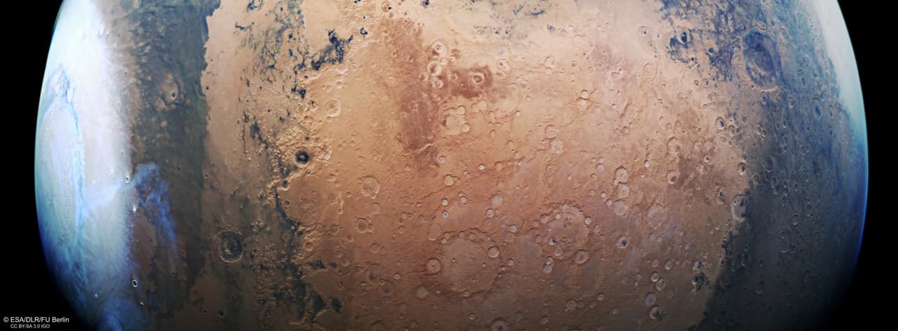 Esta imagen fue tomada en 2019 por el satélite Mars Express, de la Agencia Espacial Europea. Muestra una hermosa porción del Planeta Rojo de polo a polo y destaca las regiones de Terra Sabaea y Arabia Terra, llenas de cráteres y texturas.