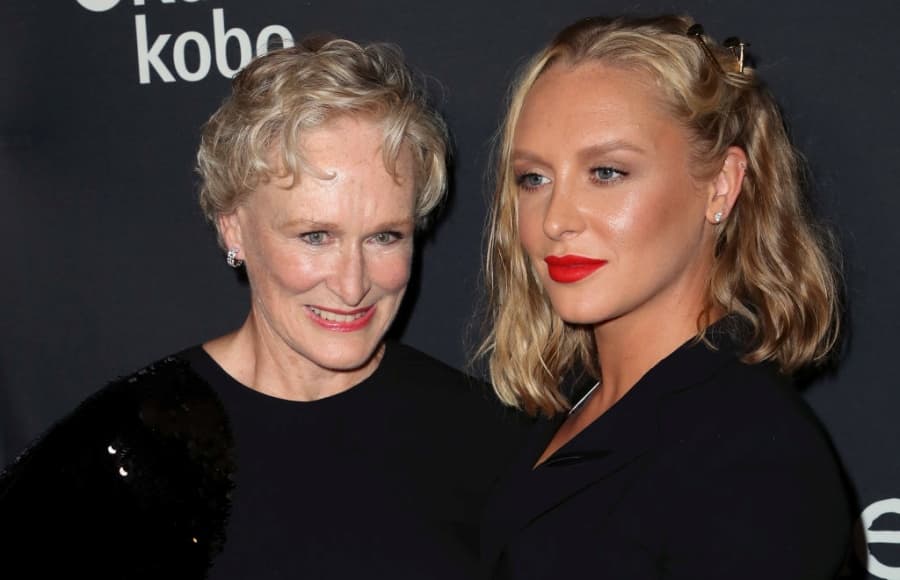 <b>Helen Baxter y Joan Castleman por Glenn Close y Annie Starke</b>
<br>La famosa actriz de Hollywood Glenn Close tuvo una hija con el empresario John Starke, a la cual llamaron Annie Starke.
<br>