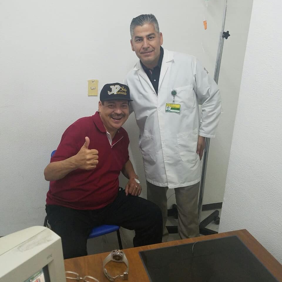 En su cuenta de Twitter, el cantante publicó este martes que desde hace dos años padece de "neumonía" y que las pruebas para saber si tiene coronavirus ya le habían sido aplicadas, las cuales dieron negativo al virus.
<br>