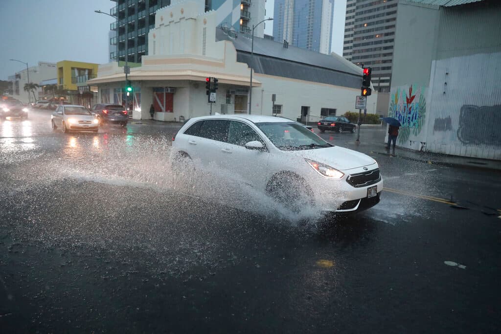 El sistema meteorológico invernal conocido como
<b>'Kona low' activó alertas de emergencia durante todo el fin de semana</b>, al tiempo que provocaba viento, lluvia e incluso ventiscas en algunas de las zonas más altas de Hawaii. El fin de semana se emitió una alerta de ventisca para la cumbre más alta del estado, Mauna Kea, en la Isla Grande. Lee también:
<a href="https://www.univision.com/local/san-francisco-kdtv/rio-atmosferico-riesgo-inundaciones-california-area-de-la-bahia">Qué son los ríos atmosféricos.</a>