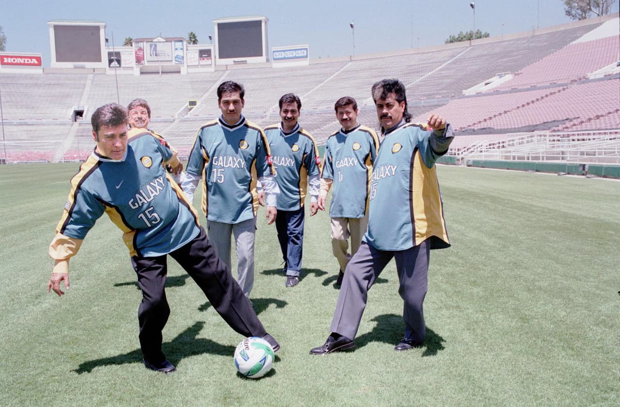 Y además, son buenos para el futbol y hasta en eso se visten igualitos.