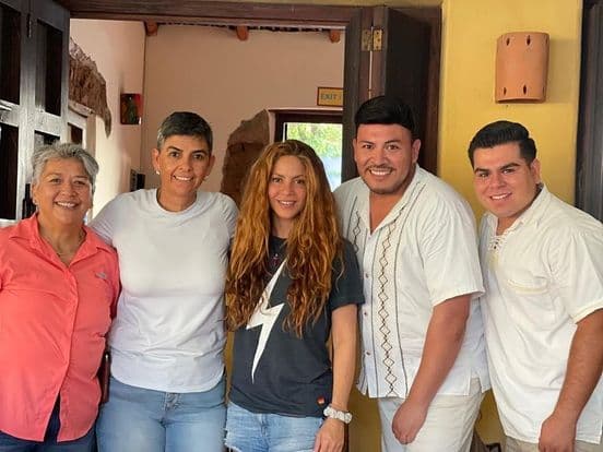 En las fotografías publicadas el 27 de julio en las redes sociales del restaurante, se puede constatar que la superestrella convivió amablemente con el personal.
<br>