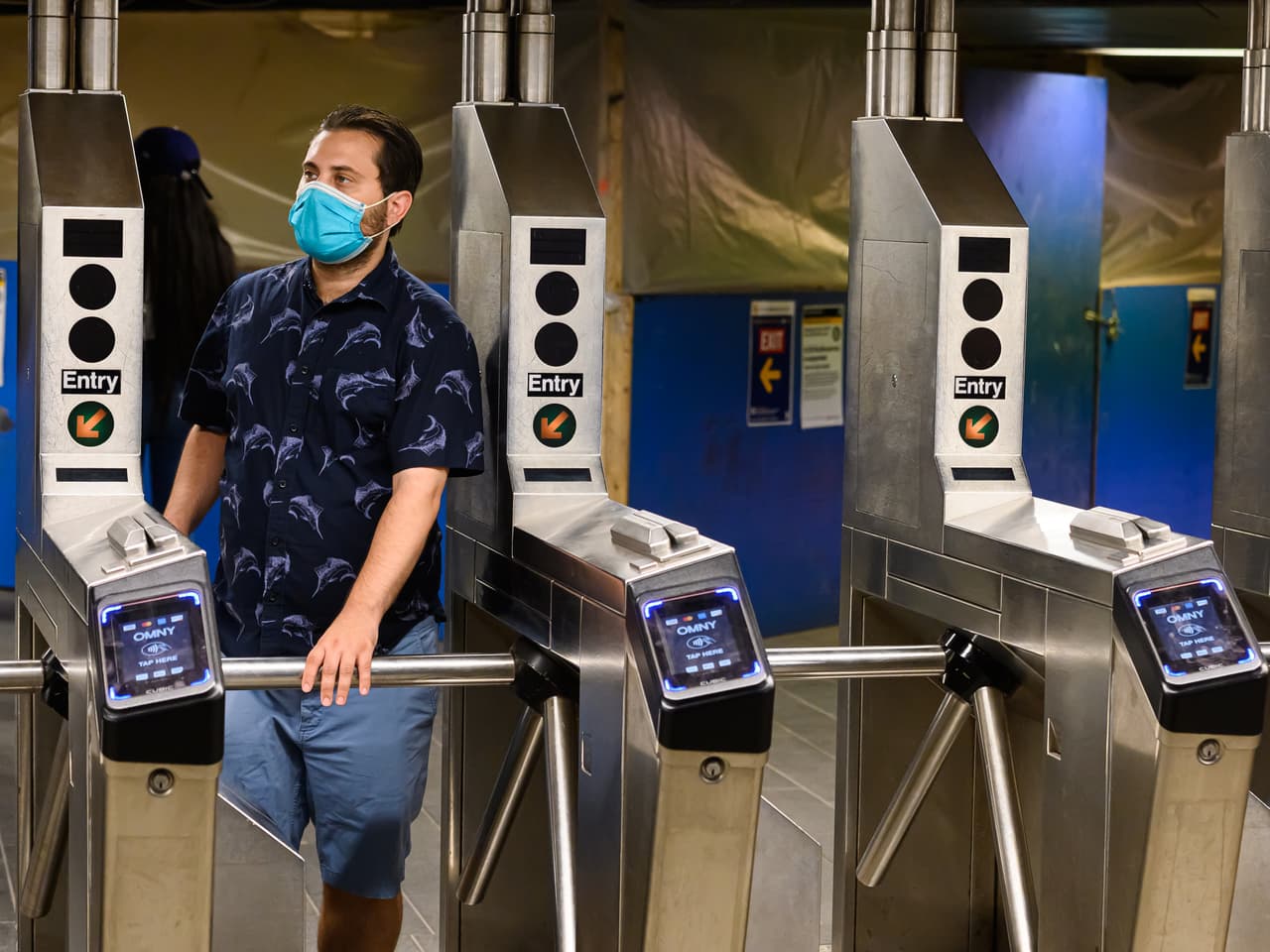 El sistema OMNY son esos dispositivos que podemos encontrar en los torniquetes de las
<a href="https://www.univision.com/local/nueva-york-wxtv/cuidado-si-utilizas-apple-pay-en-el-sistema-omny-del-metro-pudieran-cobrarte-doble">estaciones de subway</a>, o a la entrada de los autobuses en la ciudad de Nueva York.