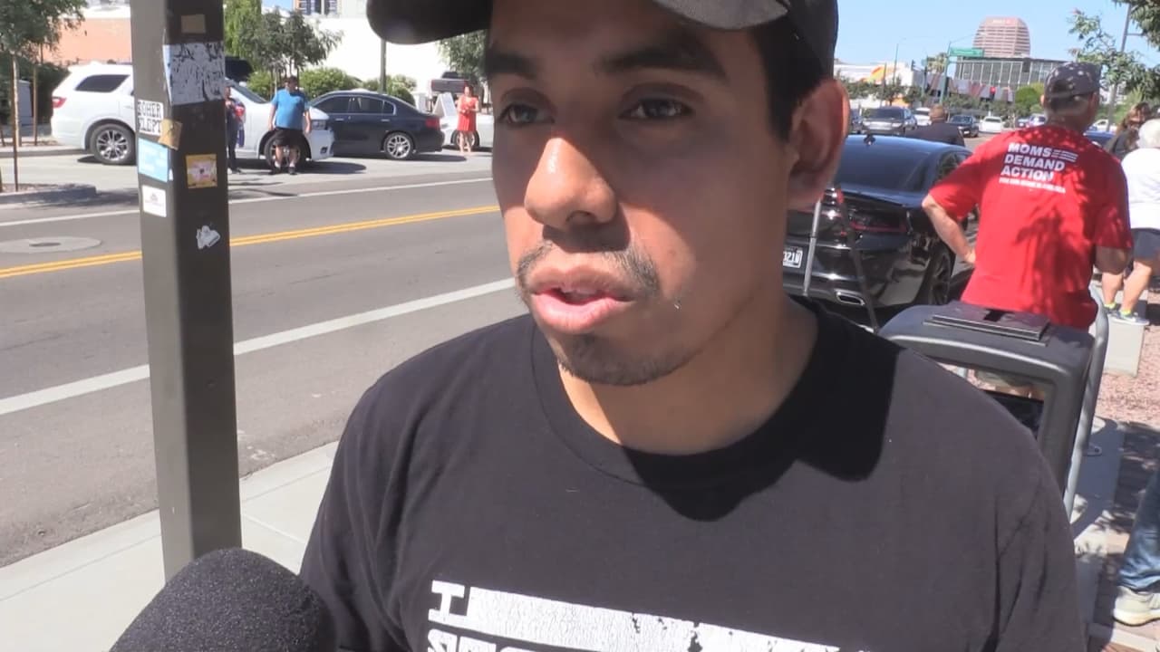 “Habló mucho de los inmigrantes, y de los problemas que ahorita afectan nosotros, como yo que soy beneficiario de Daca ”, dijo Luis Zambrano, beneficiario de DACA.
<br>