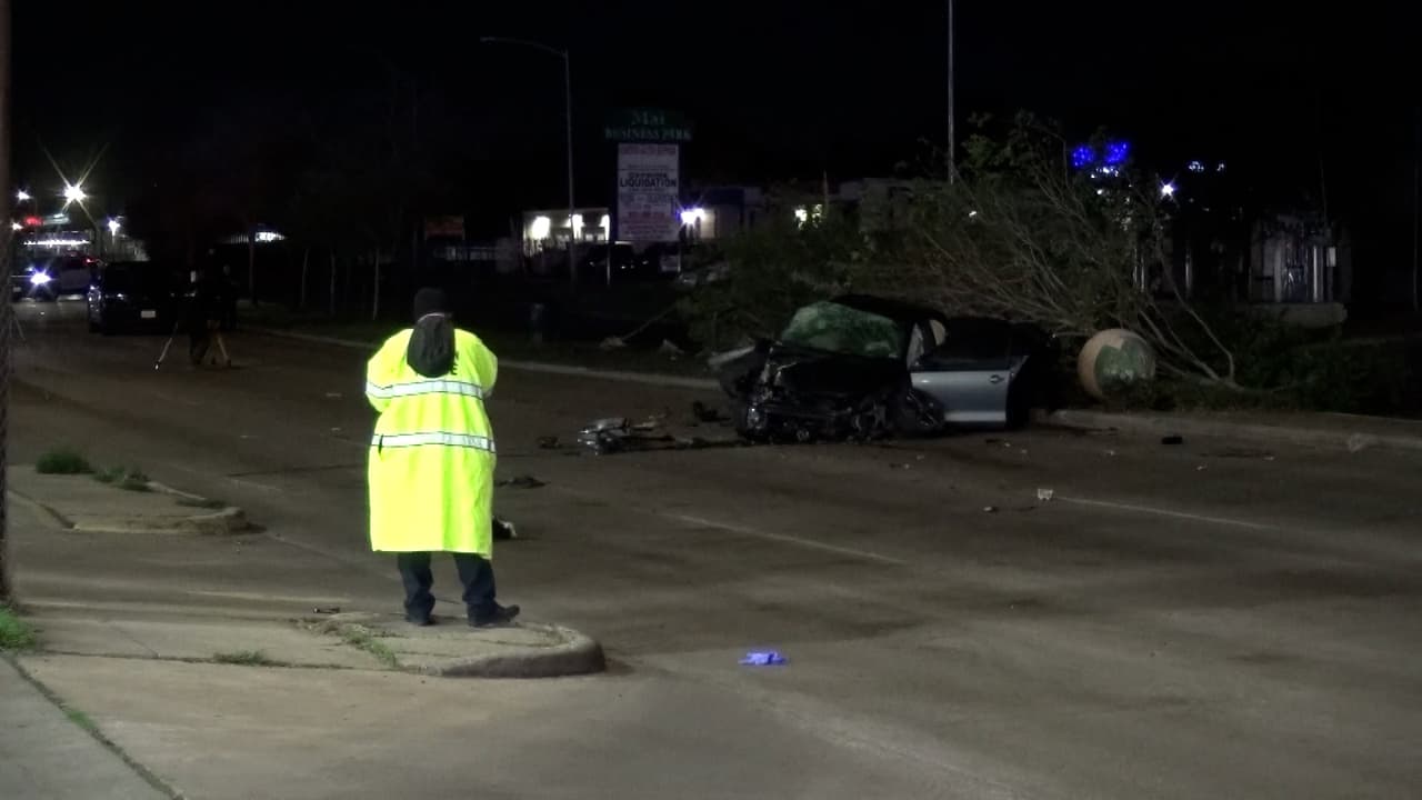 Muere un hombre al chocar su vehículo contra varios árboles en la calle Beechnut en Houston