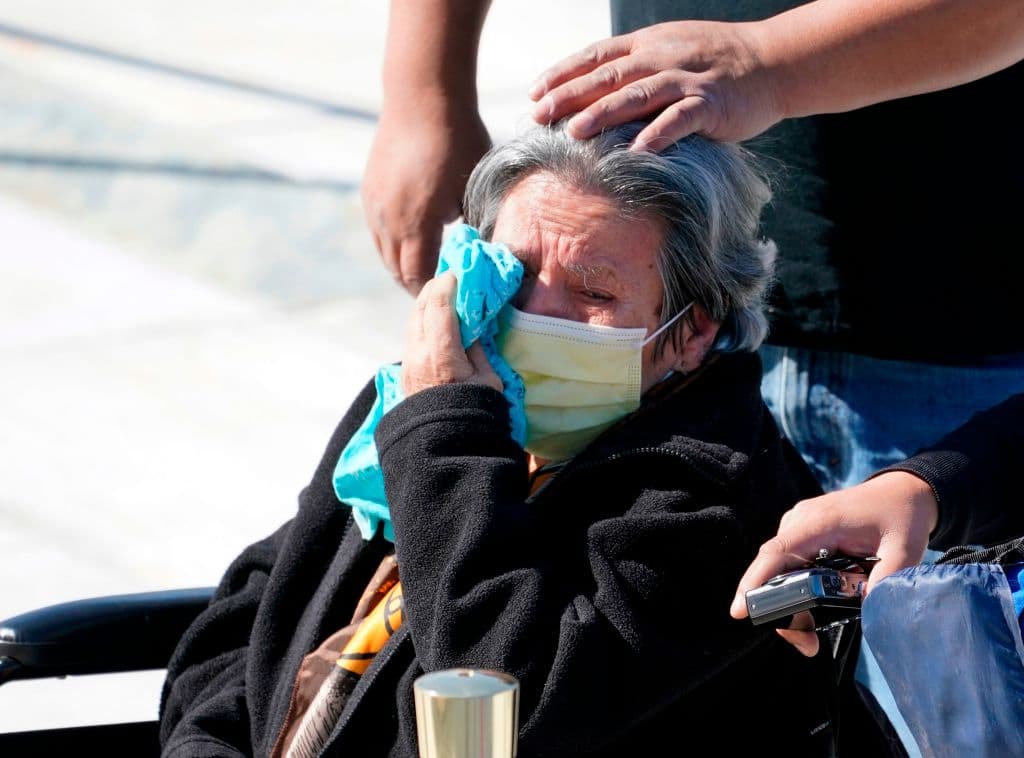 Una mujer se limpia el rostro de lágrimas en medio del homenaje a la jueza Ruth Bader Ginsburg mientras su féretro reposa frente a la Corte Suprema.