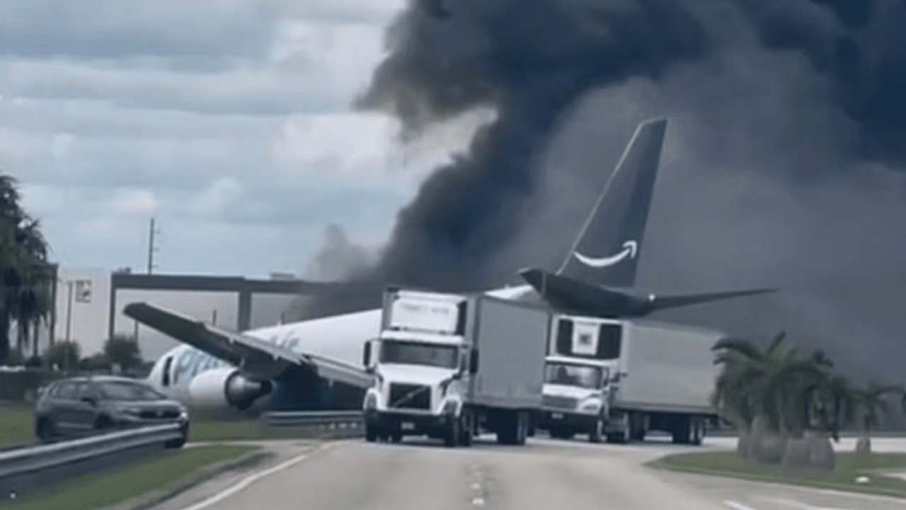 Un avión de carga se sale de pista y se estrella sobre vía secundaria del Aeropuerto Internacional de Miami
