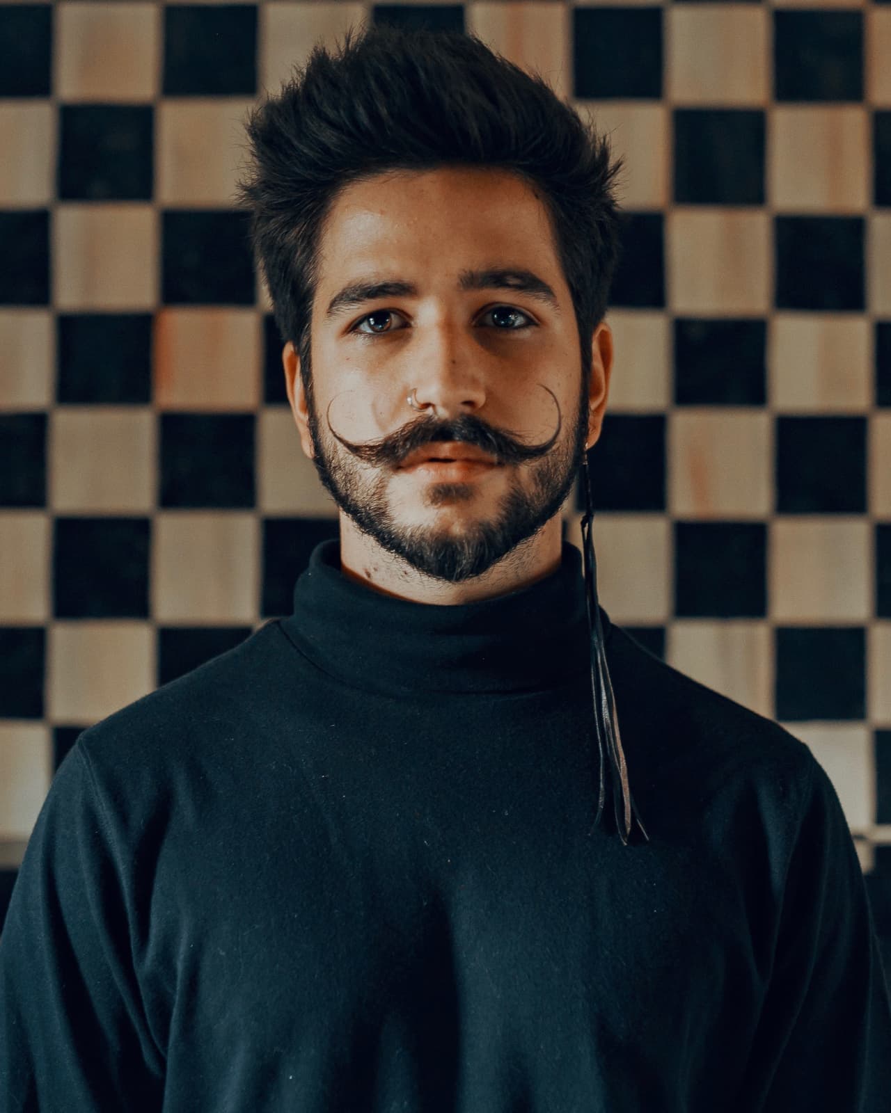 <b>Camilo</b>: cantante colombiano emergente. Esta es la primera vez en que se actuará en al escenario de Premios Juventud, con suerte (y el apoyo de sus seguidores) subirá un par de veces, ya que podría regresar para recoger su galardón: está nominado en la categoría La Nueva Generación Urbana (The New Urban Generation).