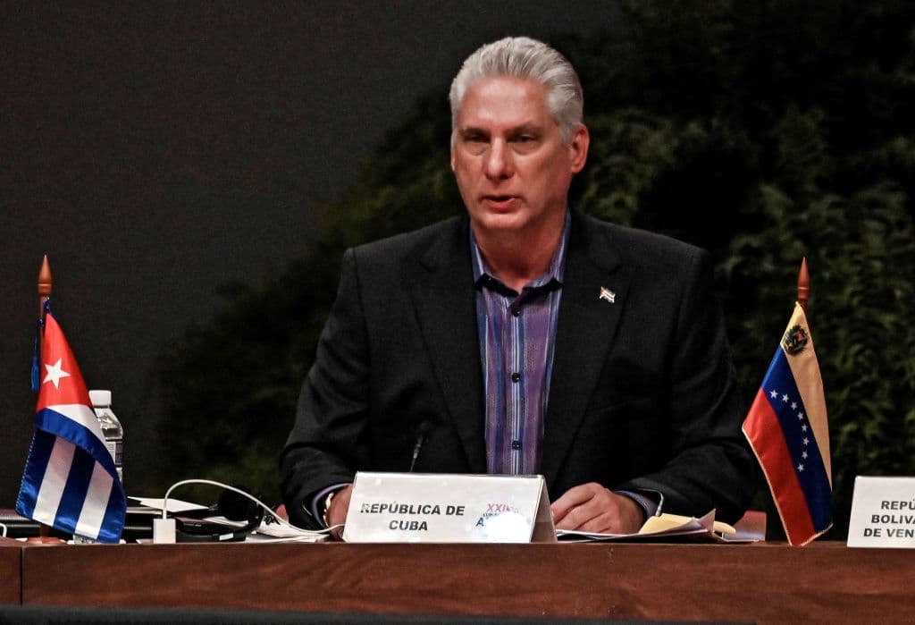 <h3 class="cms-H3-H3"><b>Cuba</b></h3>
<br>
<br>El Gobierno cubano rechazó su exclusión formal de la Cumbre de las Américas y acusó a EEUU de mantener una posición "discriminatoria e inaceptable".
<br>
<br>En una declaración, el Gobierno cubano aseguró que EEUU "abusó del privilegio que le otorga su condición de país anfitrión”.
<br>
<br>Según Cuba, esta medida es "discriminatoria e inaceptable", además de "antidemocrática y arbitraria", y evidencia que EEUU "concibieron y utilizan este mecanismo de diálogo de alto nivel como instrumento de su sistema hegemónico en el hemisferio".
<br>