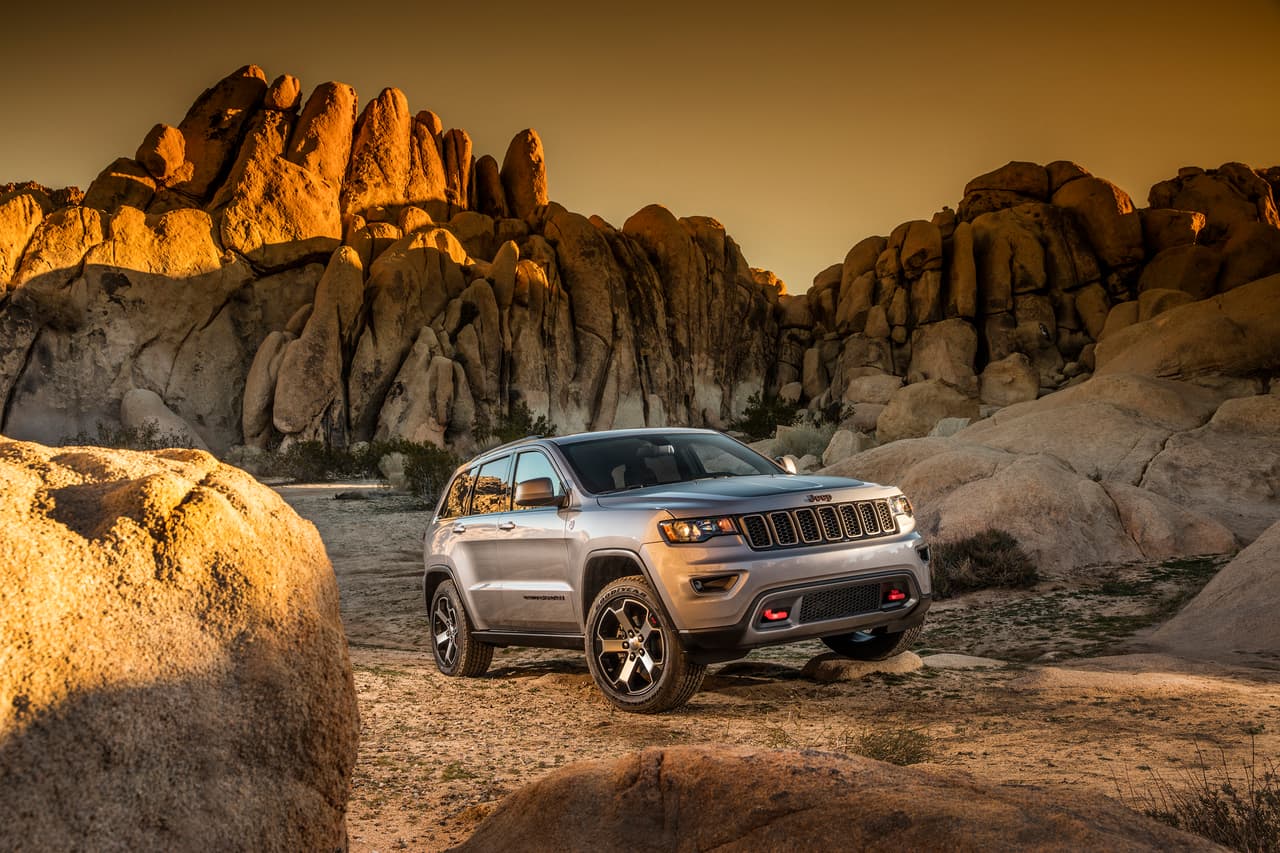 En el Auto Show de Nueva York 2016, la marca todoterreno de FCA presenta los nuevos modelos Gran Cherokee Trailhawk 2017 y Grand Cherokee Summit 2017