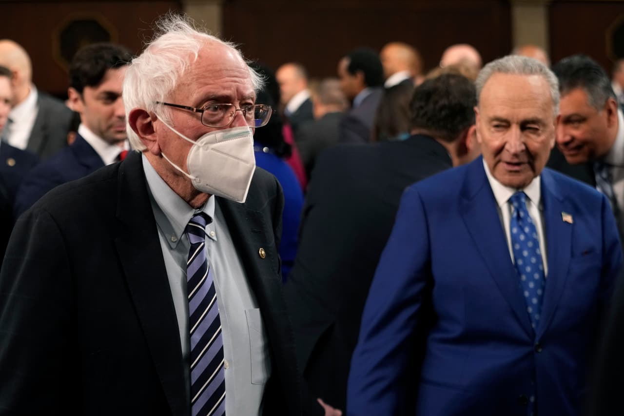 El senador por Vermont, Bernie Sanders, y el líder de la mayoría demócrata en la Cámara alta, Chuck Schumer, poco antes de que comenzara el discurso sobre el Estado de la Unión. Sanders fue uno de los pocos legisladores que usó una mascarilla en el recinto. La Casa Blanca anunció el 30 de enero que
<a href="https://www.univision.com/noticias/estados-unidos/la-casa-blanca-anuncia-fecha-para-poner-fin-a-emergencia-sanitaria-por-covid-19" target="_blank">prevé levantar las restricciones</a> por la pandemia de covid-19 el próximo mayo.
<br>