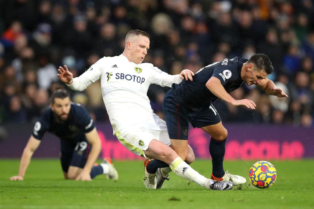 Leeds obtiene triunfo clave sobre Burnely 3-1 durante la J21 en la Premier League. Jack Harrison, Stuart Dallas y Daniel James anotaron a favor de los de Bielsa contra el único gol de Maxwell Cortnet.