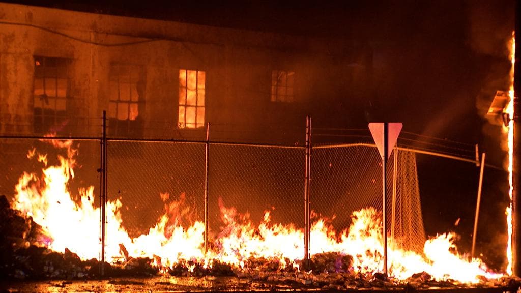 Un fuerte incendio en una bodega en Fort Worth movilizó a más de 80 bomberos