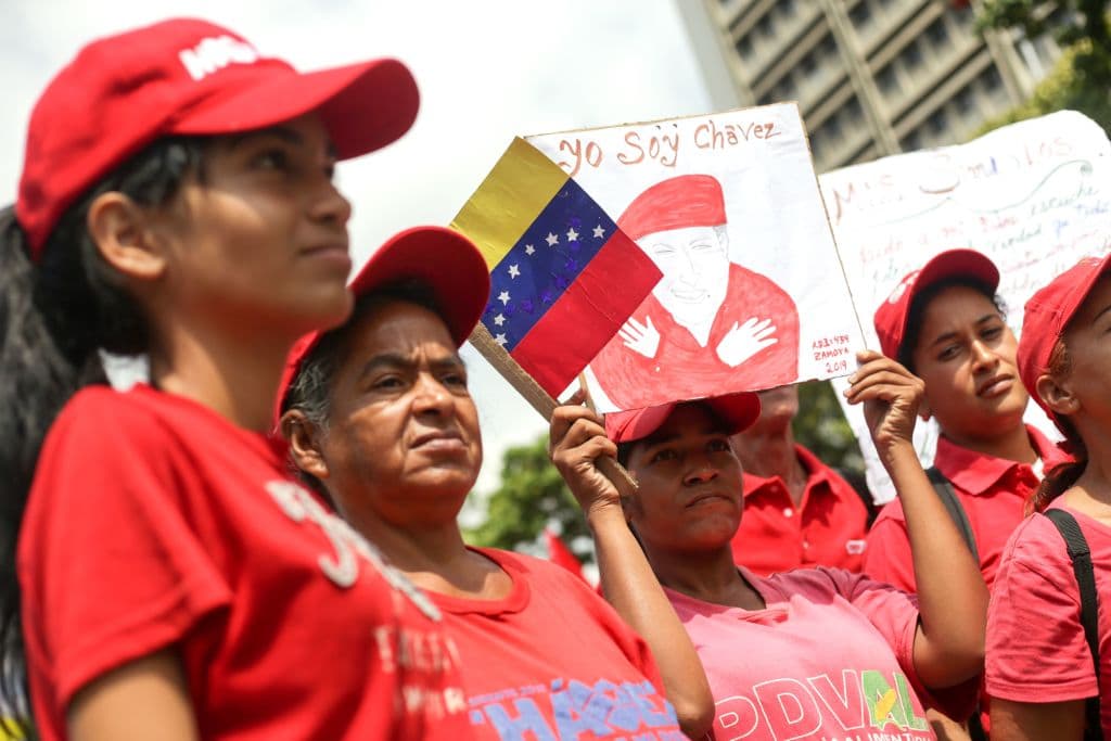 La manifestación prochavista de este sábado, mucho más reducida que la de los ciudadanos que protestan contra el régimen.