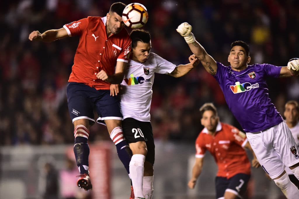 Su contextura física y juego aéreo son las principales virtudes que tiene en el campo de juego.