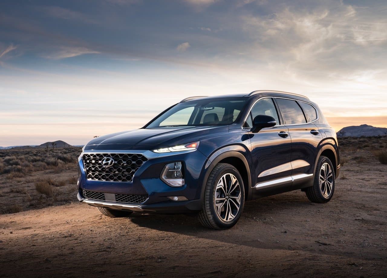 <b>Hyundai Santa Fe XL</b>
<br>
<br>La última generación de la Hyundai Santa Fe estaba dividida en dos modelos: la Sport, de 5 pasajeros, y la XL, de 7 pasajeros. No obstante, con la llegada de la totalmente nueva Palisade, una enorme SUV con mejores atributos para acomodar a 7 pasajeros, el fabricante surcoreano se vio en condiciones de sacar a la XL de esta gama.
<br>