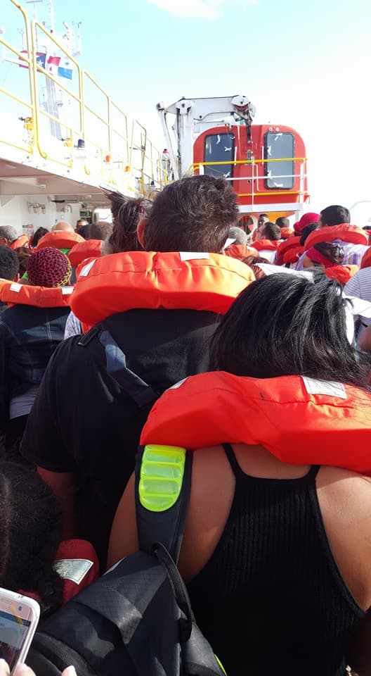 En medio del desalojo del ferry que se incendió la mañana del miércoles rumbo a Puerto Rico, uno de los pasajeros identificado como Anthony Americano compartió varias fotos y pidió oraciones. "Pido oración para todos los que estamos montados en el ferry. Que se está quemando y estamos esperando que vengan o nos monten en los barcos salvavidas. Dios tenga misericordia de nosotros", publicó en su cuenta de Facebook.