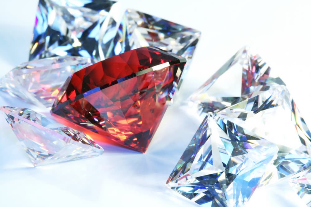 El rubí es una de las piedras preciosas no sólo más bellas sino también apreciadas y cotizadas que existen. De hecho los rubíes más puros son escasos, hay muchísimas imitaciones y piedras engañosas y un auténtico rubí puede llegar a ser más valioso que un diamante.