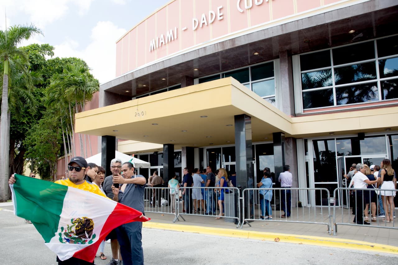 La entrada del auditorio del condado Miami-Dade.