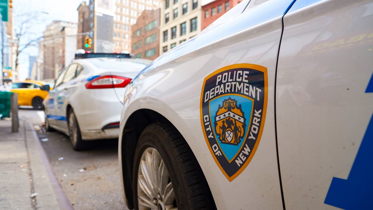 Agente del NYPD herida en ataque con cuchillo en Brooklyn; hay un sospechoso abatido