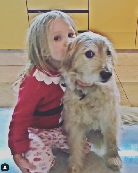 El amor por los animales es otra de las enseñanzas de Gabriel hacia sus pequeñas. En esta fotografía se ve a la pequeña Miranda con su mascota Sammy.
