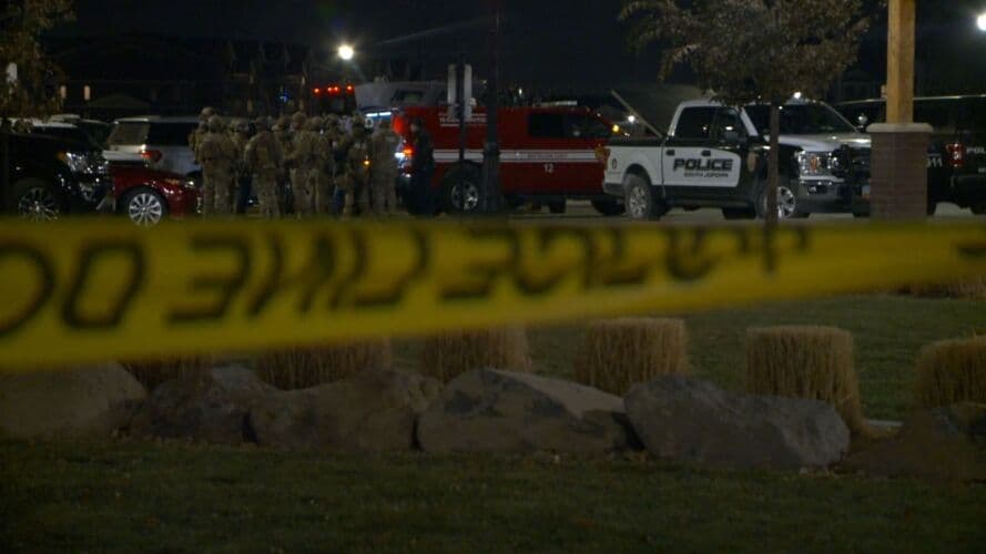 Muere sospechoso después de horas de enfrentamiento con la policía de Herriman; se había atrincherado en su casa