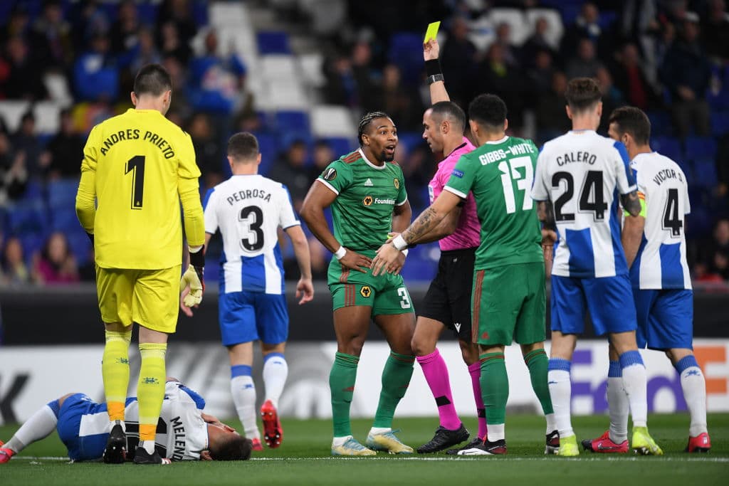 Traoré es castigado por una tarjeta por cometer falta a Melendo.