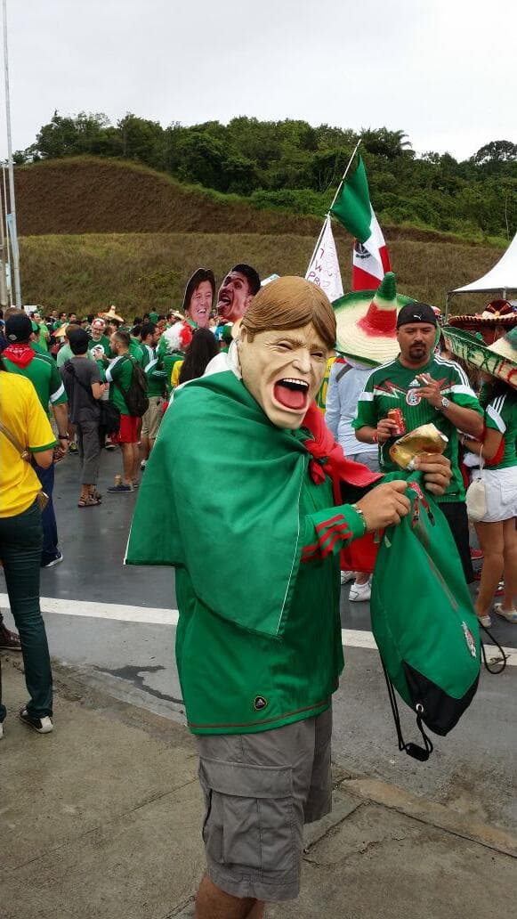 Los fanáticos de la Selección de México se caracterizan siempre por los vistosos disfraces que utilizan. ¿Cuál es tu favorito?