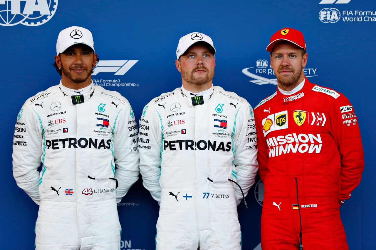 Este sábado se registró una sesión de clasificación accidentada con los choques en la misma curva de Robert Kubica y Charles Leclerc (favorito a la Pole). Al final, los Mercedes lograron el 1-2 con Valtteri Bottas primero y Lewis Hamilton segundo, Sebastian Vettel (Ferrari) tercero, Max Verstappen (Red Bull) cuarto y Sergio 'Checo' Pérez (Racing Point) quinto.