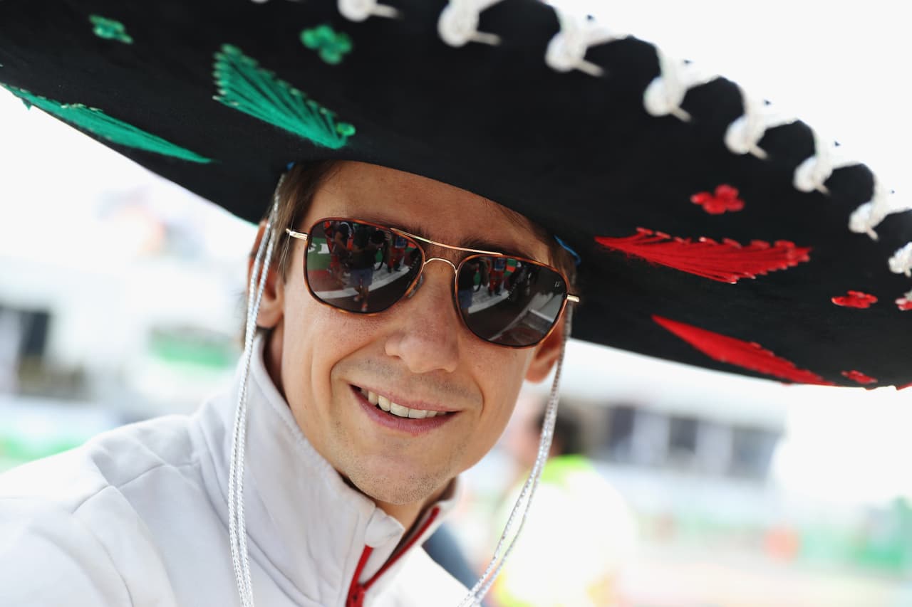 El piloto de la escudería Haas F1 Team usó un sombrero mexicano como atuendo de presentación frente a su gente.