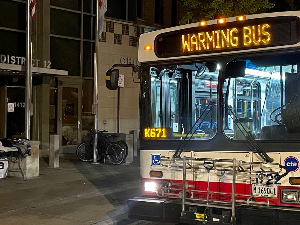 Distrito 12 de la policía de Chicago cuenta con un servicio móvil de calentamiento para migrantes.