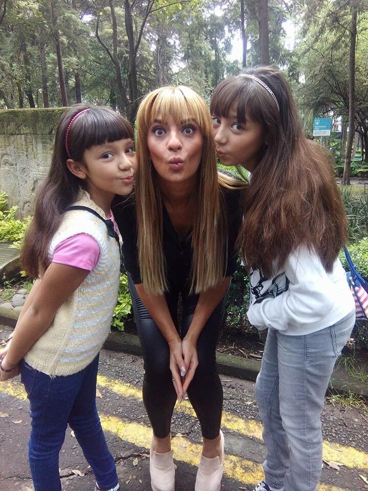 Aquí Montserrat con su hermana Graciela y la conductora Cecilia Galliano.