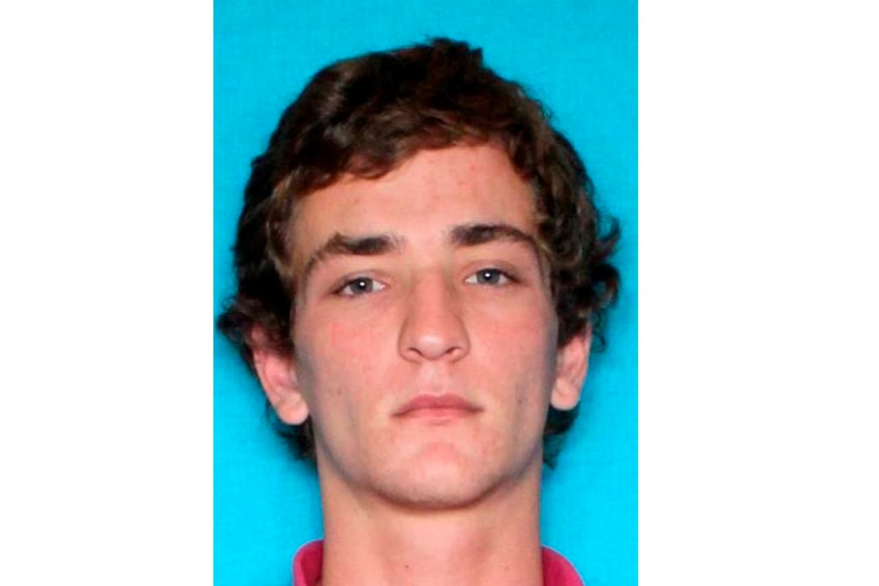 "Está armado y es peligroso": buscan a joven sospechoso de matar a sus padres y a tres personas más en Louisiana