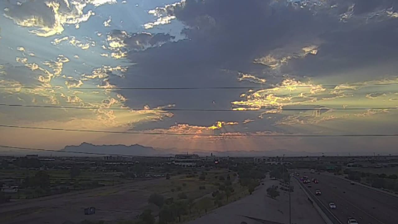 Arizona está bajo advertencia de calor extremo y prevén fuertes lluvias en la tarde de este martes
