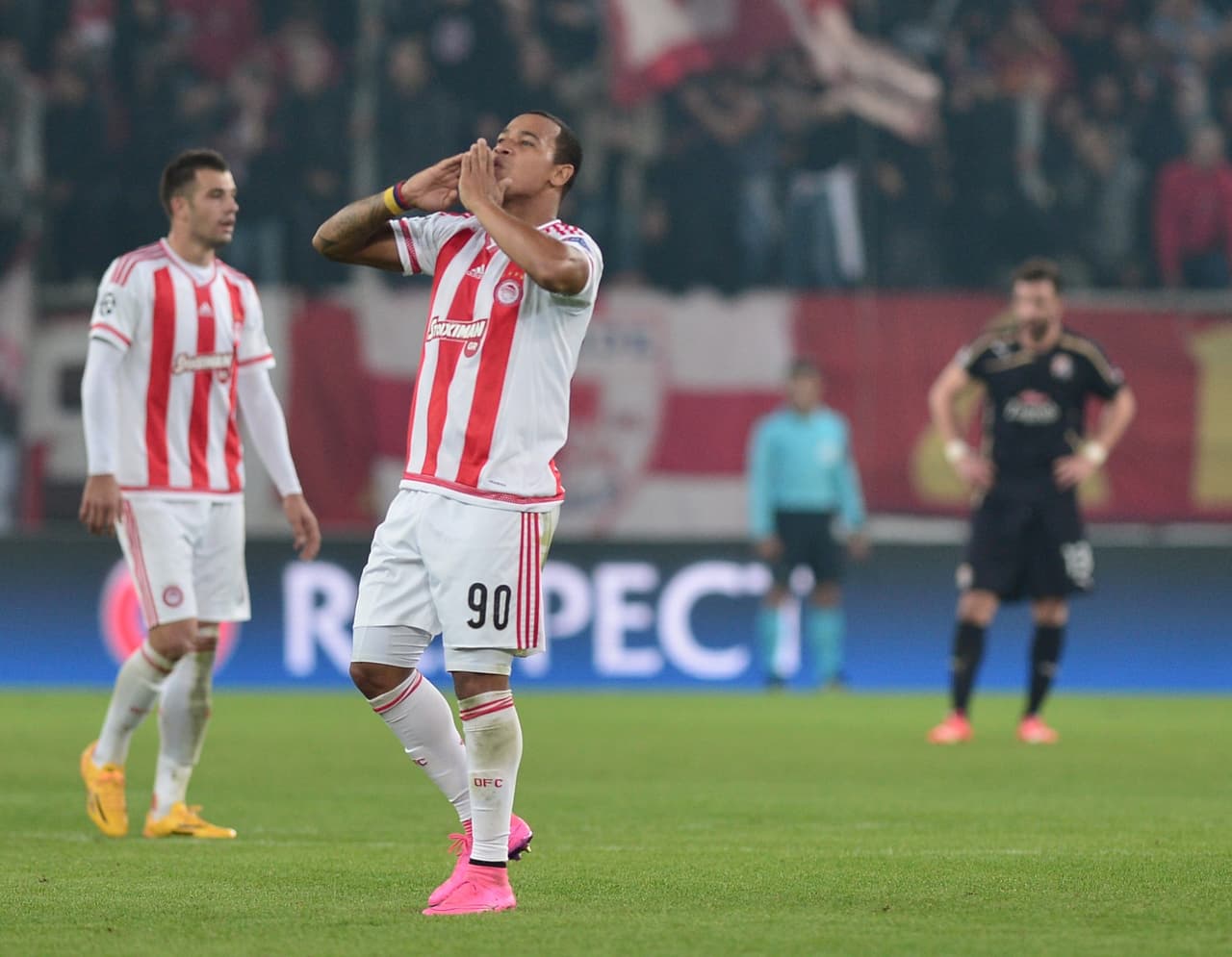 En Olympiacos jugó dos temporadas seguidas consiguiendo 11 anotaciones en 43 partidos.