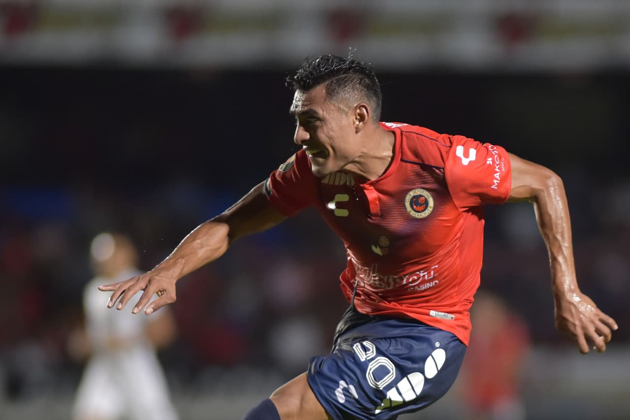 Disparo de Lozoya de larga distancia que ataja Corona sin problema.