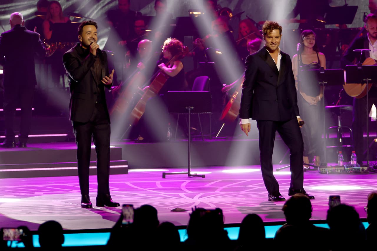 Luis Fonsi viajó exclusivamente para este homenaje a Laura Pausini y cantó junto a David Bisbal un tema de la italiana.